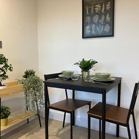 Апартаменты Magnificent Refurbished 1 Bed Flat Few Steps To High St ! - 4 East House Эпсом Экстерьер фото