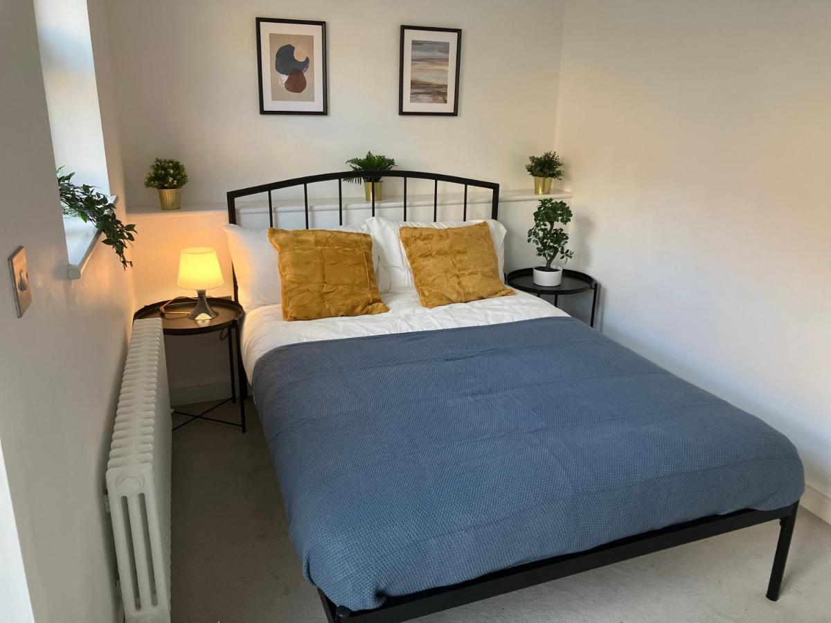 Апартаменты Magnificent Refurbished 1 Bed Flat Few Steps To High St ! - 4 East House Эпсом Экстерьер фото