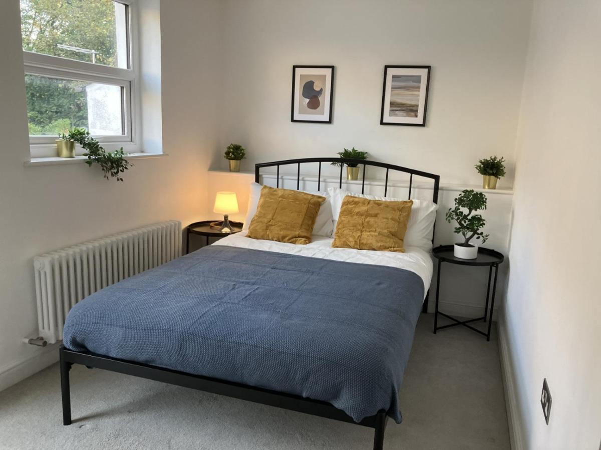 Апартаменты Magnificent Refurbished 1 Bed Flat Few Steps To High St ! - 4 East House Эпсом Экстерьер фото
