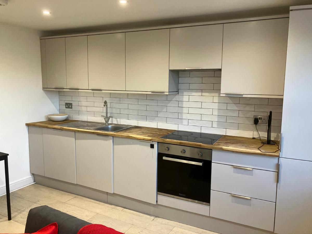 Апартаменты Magnificent Refurbished 1 Bed Flat Few Steps To High St ! - 4 East House Эпсом Экстерьер фото