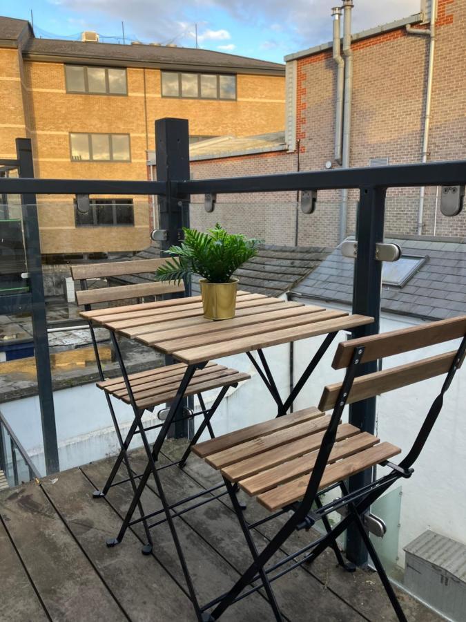Апартаменты Magnificent Refurbished 1 Bed Flat Few Steps To High St ! - 4 East House Эпсом Экстерьер фото