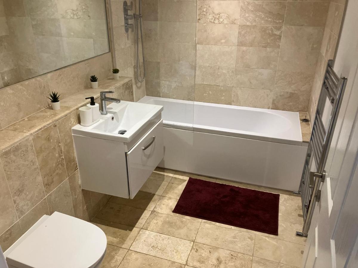 Апартаменты Magnificent Refurbished 1 Bed Flat Few Steps To High St ! - 4 East House Эпсом Экстерьер фото